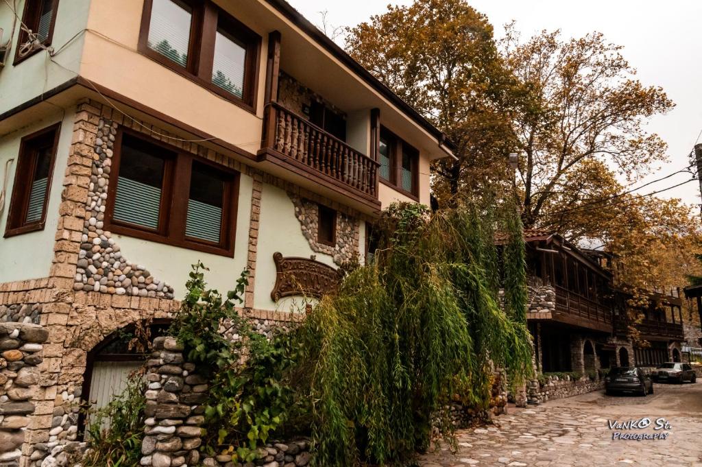 Fotografie z fotogalerie ubytování Семеен хотел Джамура v destinaci Bačkovo