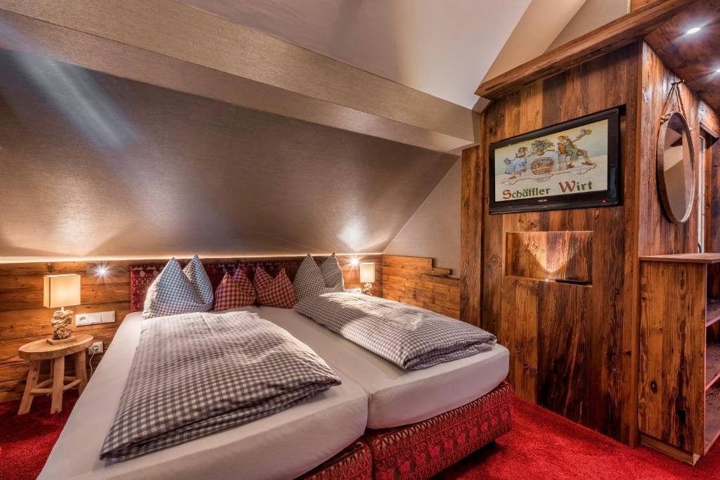 Postel nebo postele na pokoji v ubytování Hotel Schäfflerwirt