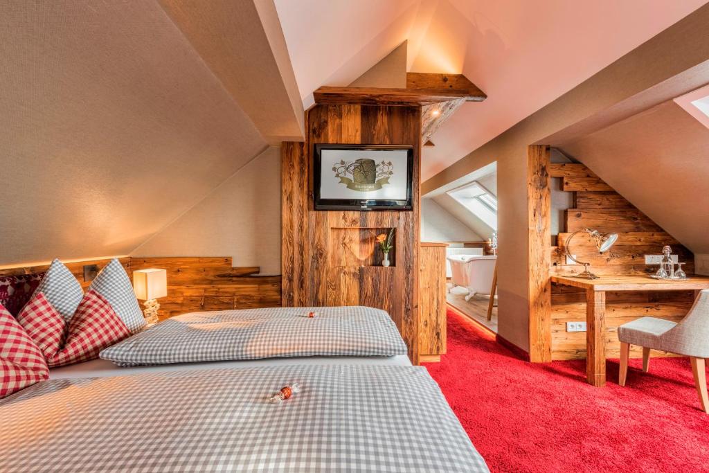 Postel nebo postele na pokoji v ubytování Hotel Schäfflerwirt