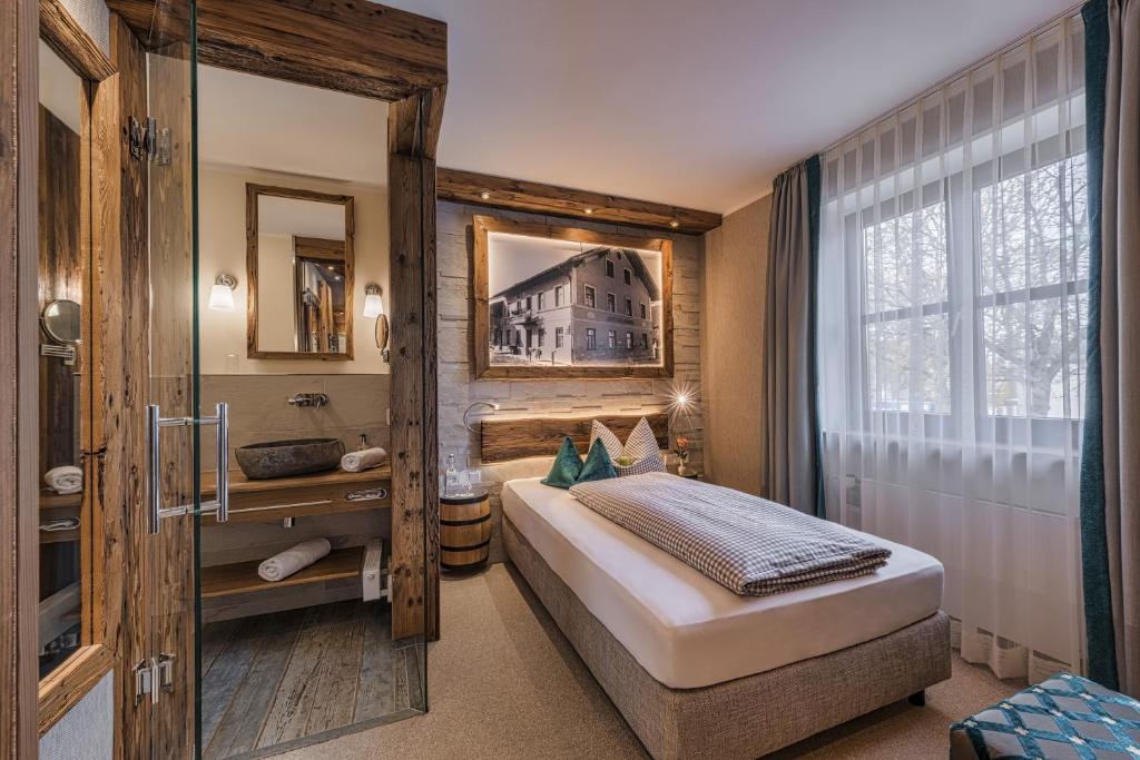 Postel nebo postele na pokoji v ubytování Hotel Schäfflerwirt