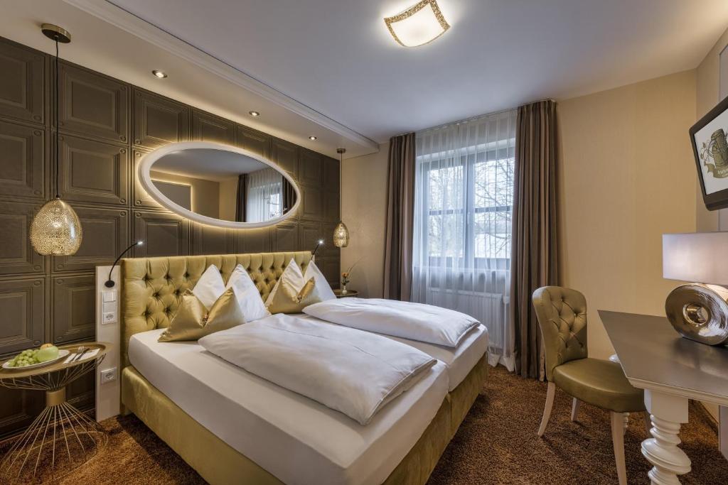 Postel nebo postele na pokoji v ubytování Hotel Schäfflerwirt
