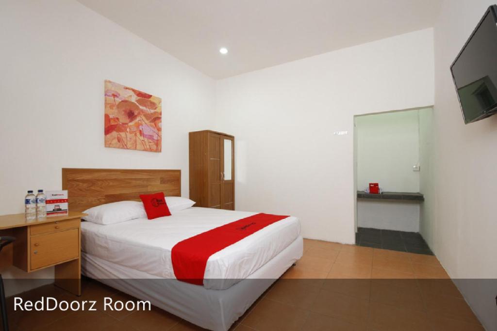 Кровать или кровати в номере RedDoorz Plus near Plaza Indonesia