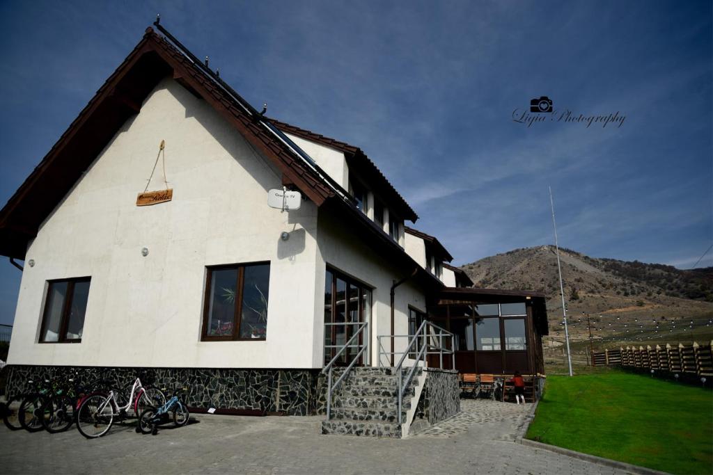 Nespecifikovaný výhled na hory nebo výhled na hory při pohledu z hotelu