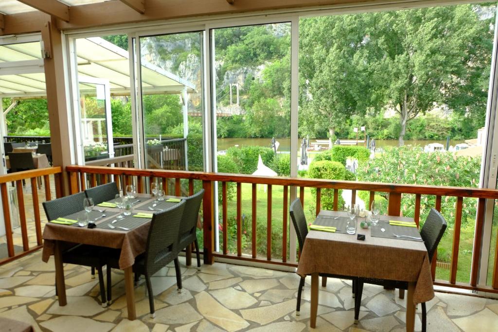 Balkón nebo terasa v ubytování Hôtel Restaurant Les Falaises