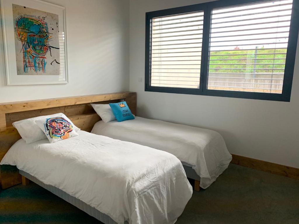 Postel nebo postele na pokoji v ubytování Le B Complexe Hôtel