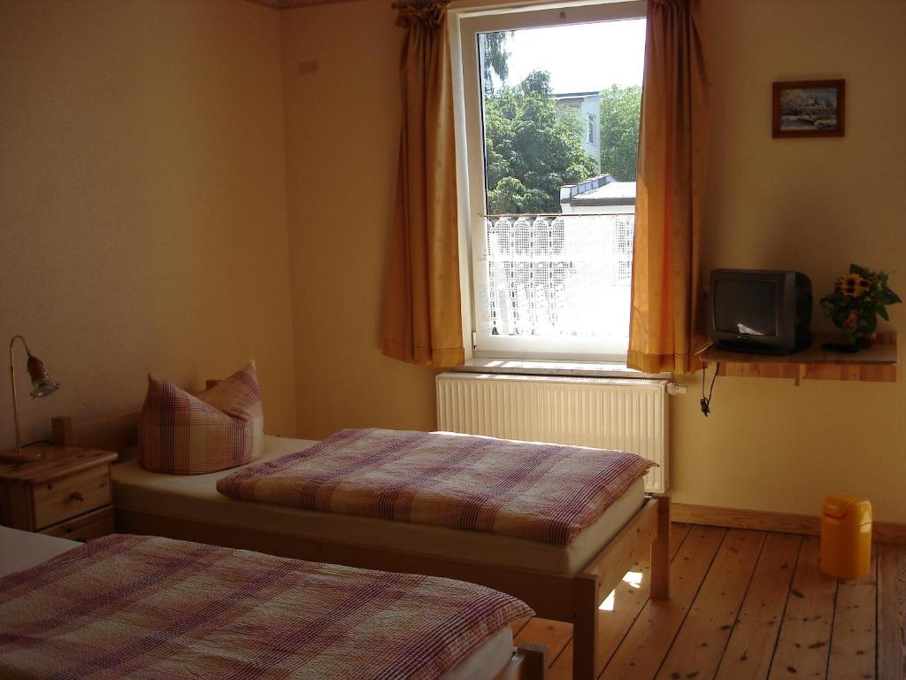 a bedroom with two beds and a window at Rostock Übernachtung in Rostock