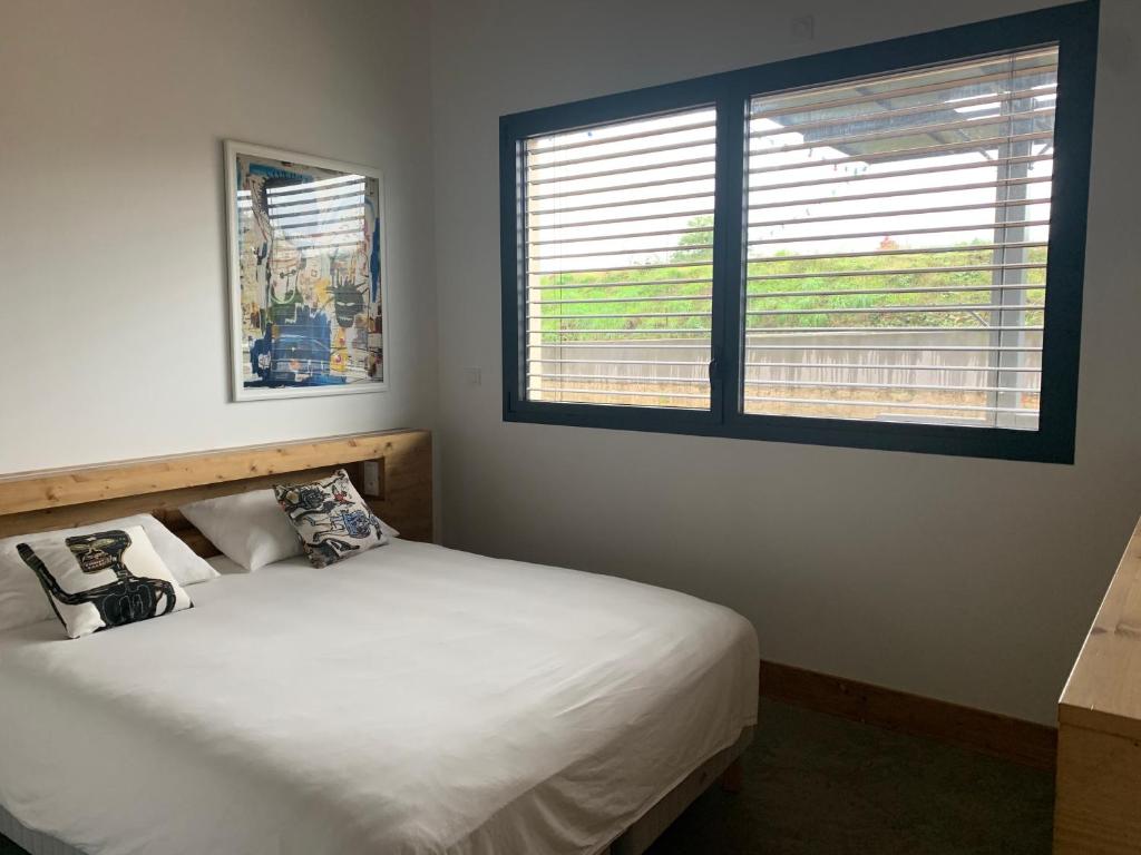Postel nebo postele na pokoji v ubytování Le B Complexe Hôtel