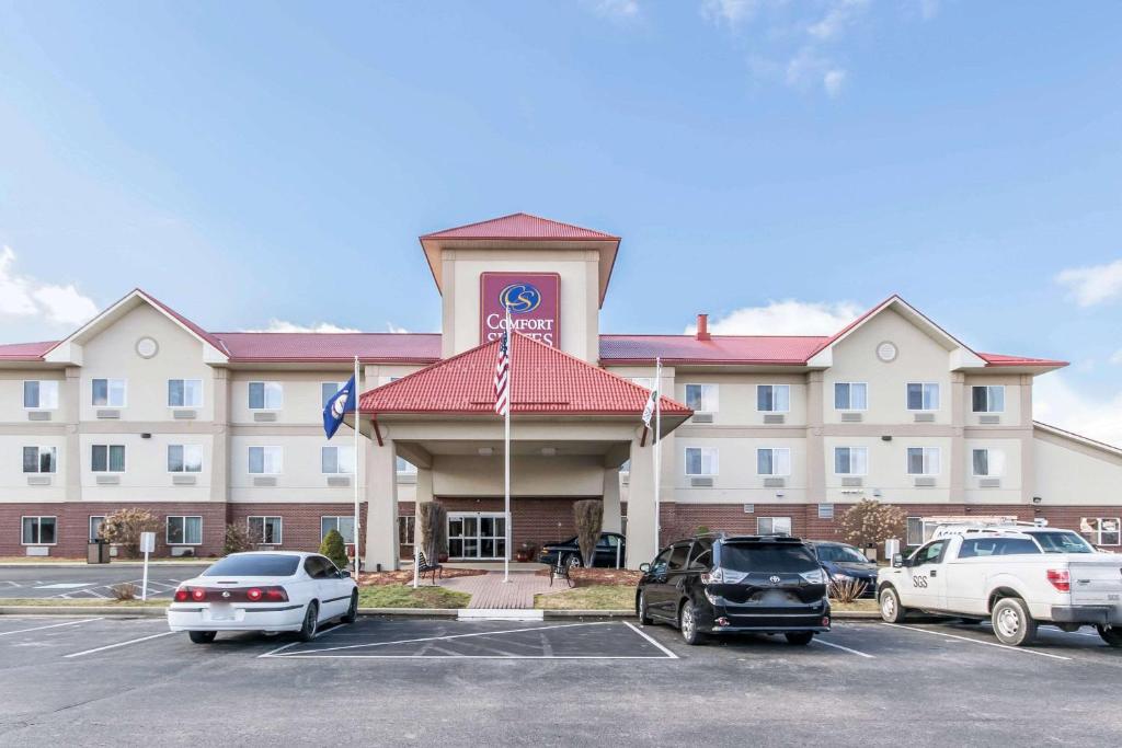 ein Hotel mit Autos auf einem Parkplatz in der Unterkunft Comfort Suites in Owensboro