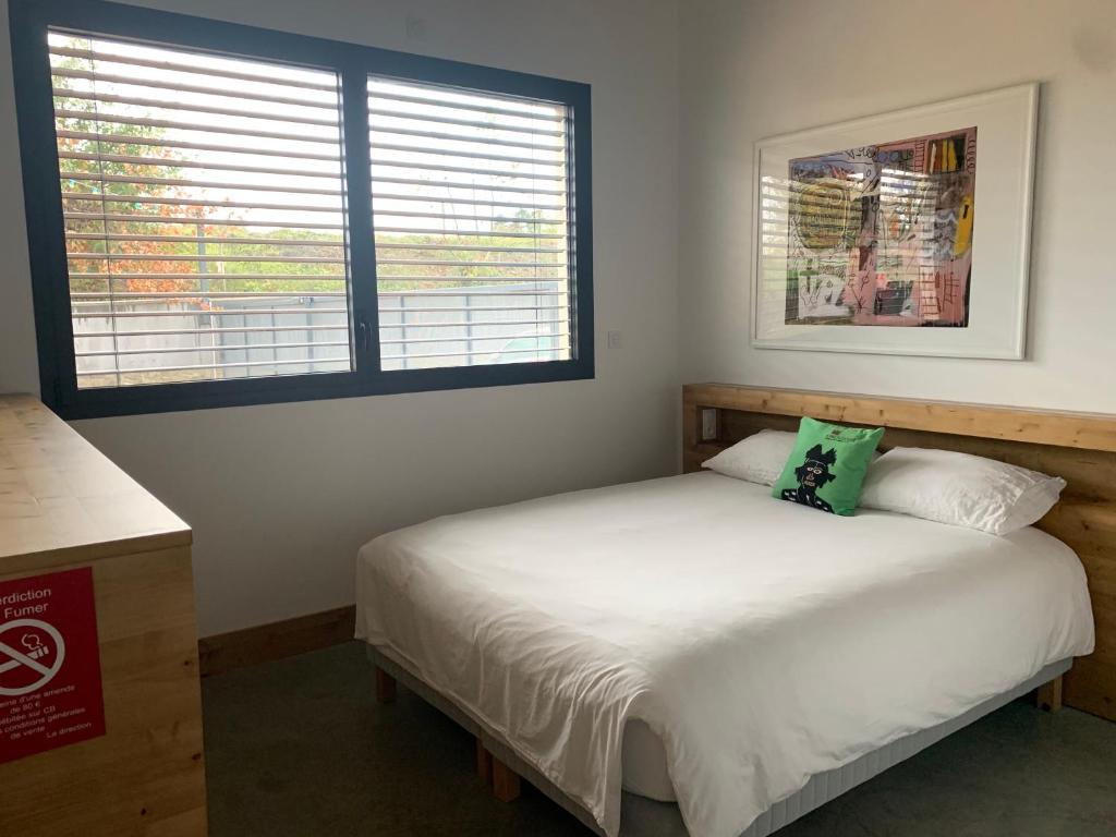 Postel nebo postele na pokoji v ubytování Le B Complexe Hôtel