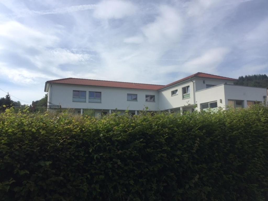 een wit huis met een rood dak bij Haus AchtsamZeit in Hentern