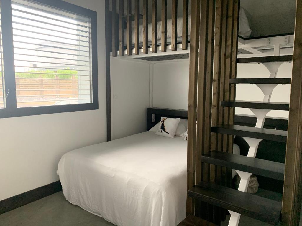 Postel nebo postele na pokoji v ubytování Le B Complexe Hôtel