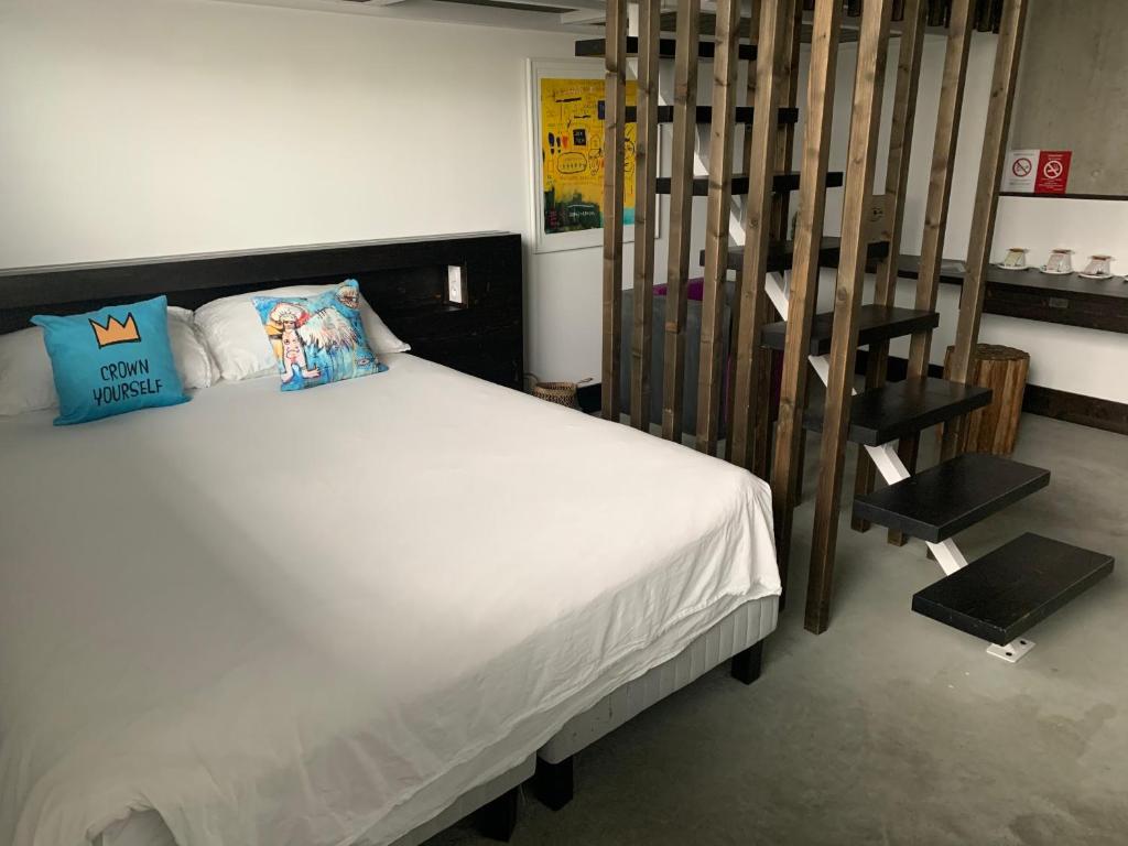 Postel nebo postele na pokoji v ubytování Le B Complexe Hôtel