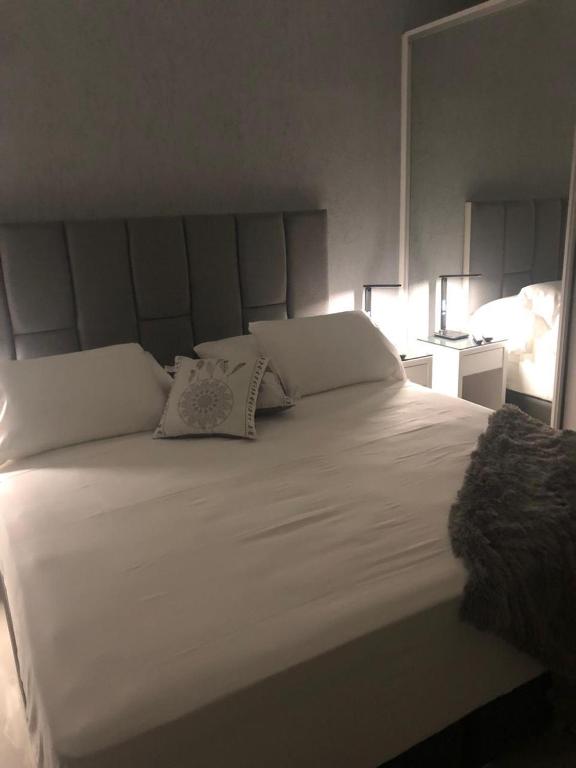 Postel nebo postele na pokoji v ubytování Asuncion Gracia Suites