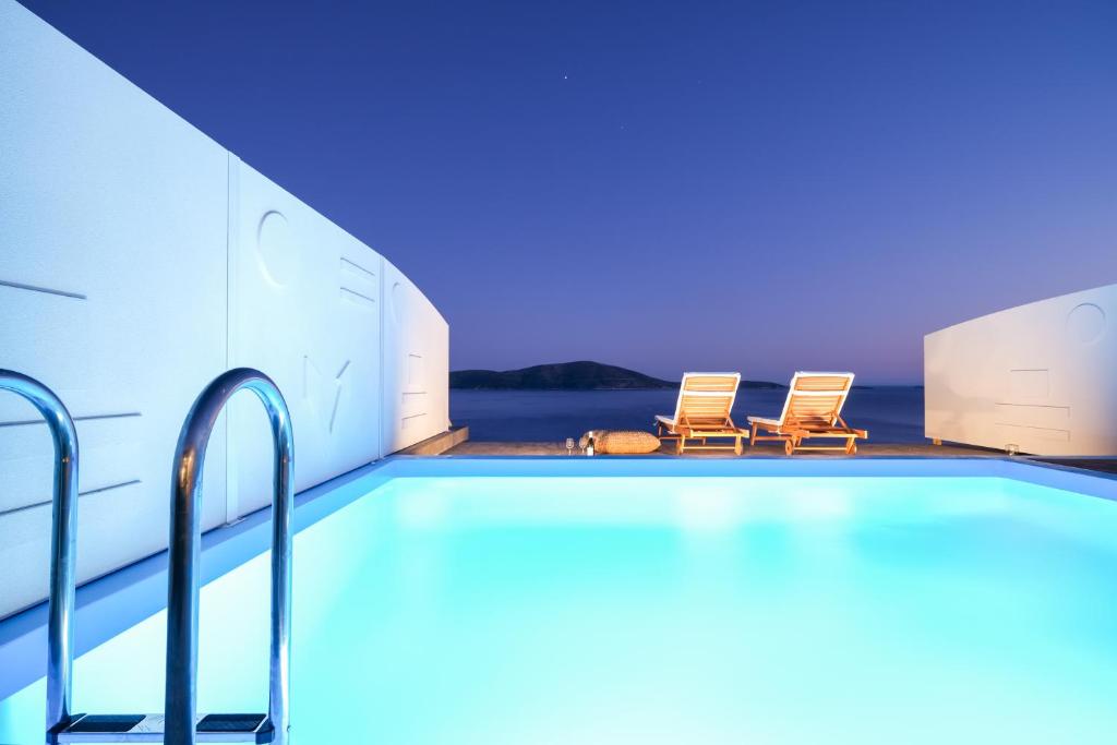 Bazén v ubytování Aelia Collection Suites - Adults Friendly nebo v jeho okolí