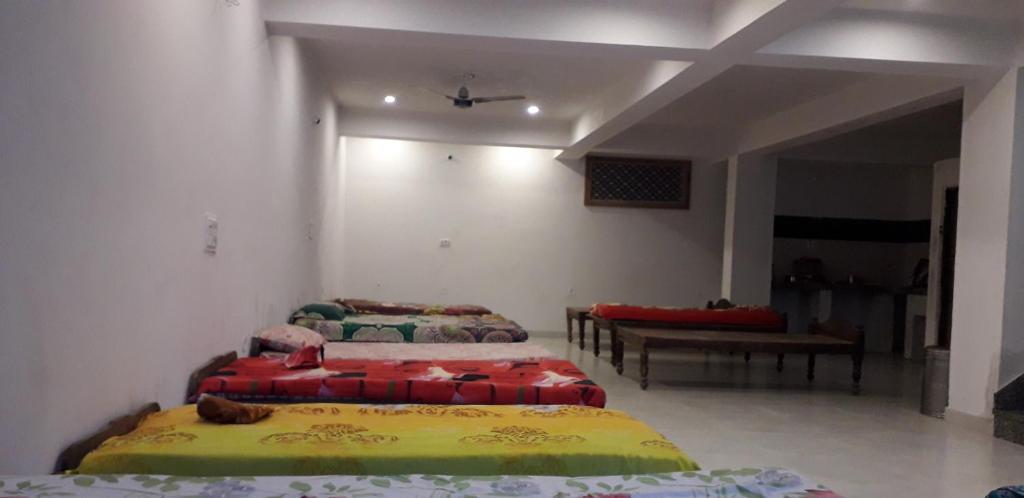 Postel nebo postele na pokoji v ubytování Atithi Guest House Pushkar