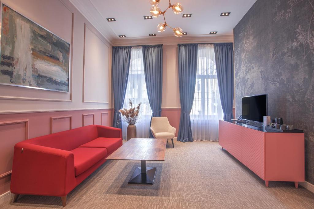 TV a/nebo společenská místnost v ubytování Heritage Hotel and Suites