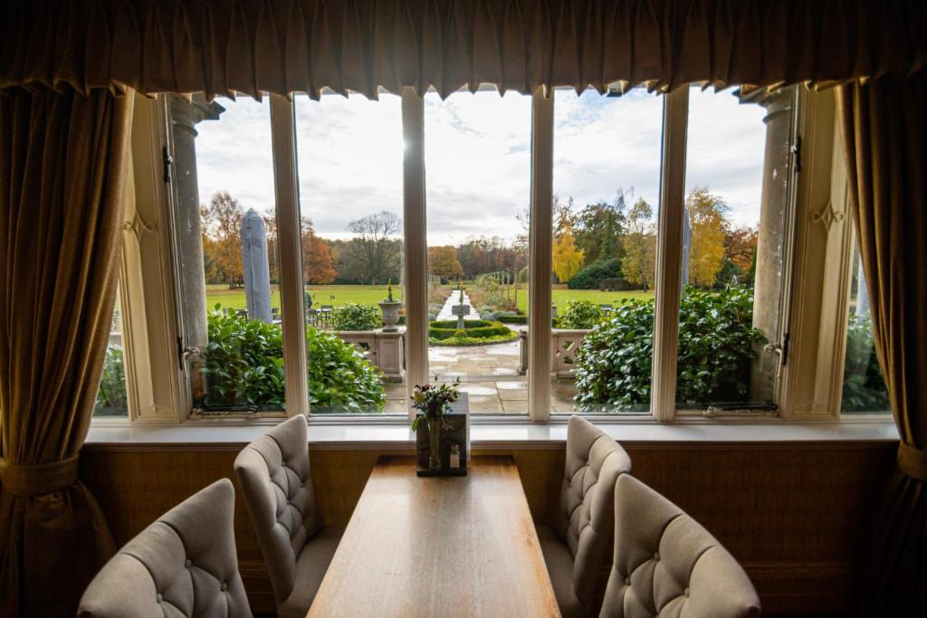 Posezení v ubytování Petwood Hotel