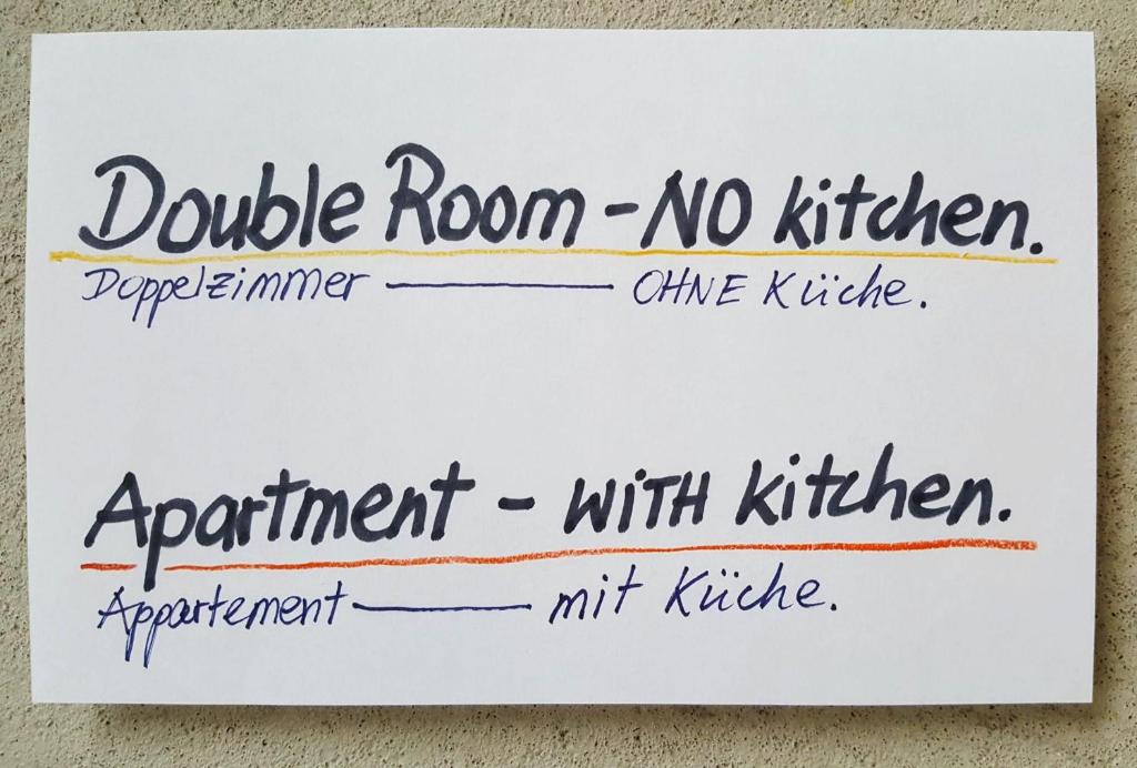 un cartello con le parole "dole room no kitchen and appuntamenti with kitchen" di Loft 76 a Brema