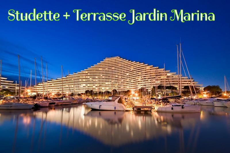 un groupe de bateaux amarrés dans une marina la nuit dans l'établissement Studio Rez de jardin Marina baie des Anges, à Villeneuve-Loubet