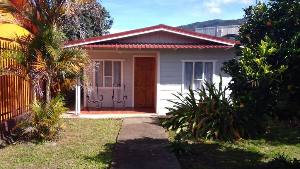 a small white house with a door in a yard at Casa Chayito in Santa María