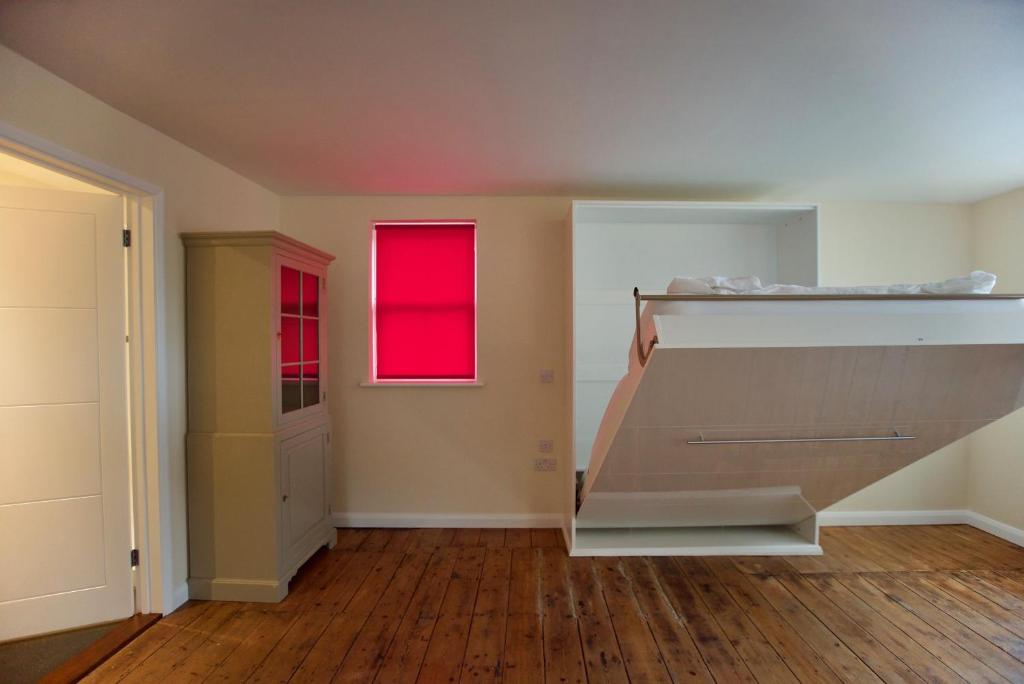 Spacious Apartment with Roof Terrace, near The Waterfront, Ipswich 7