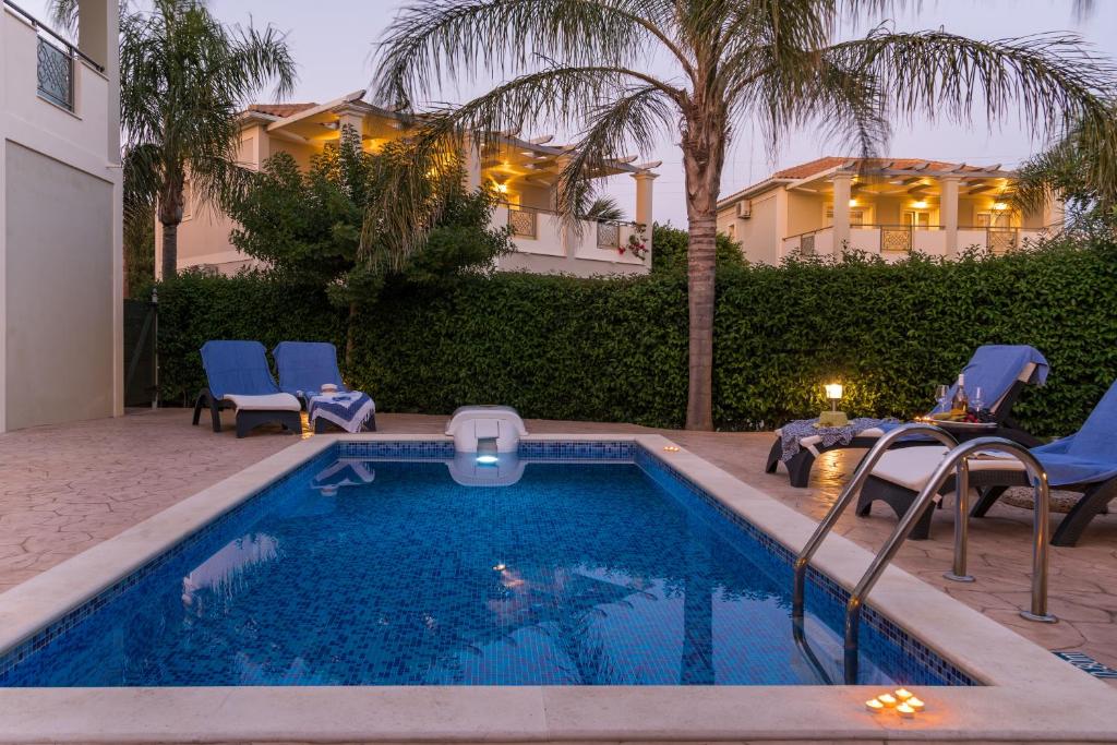 Bazén v ubytování Mamfredas Luxury Resort nebo v jeho okolí
