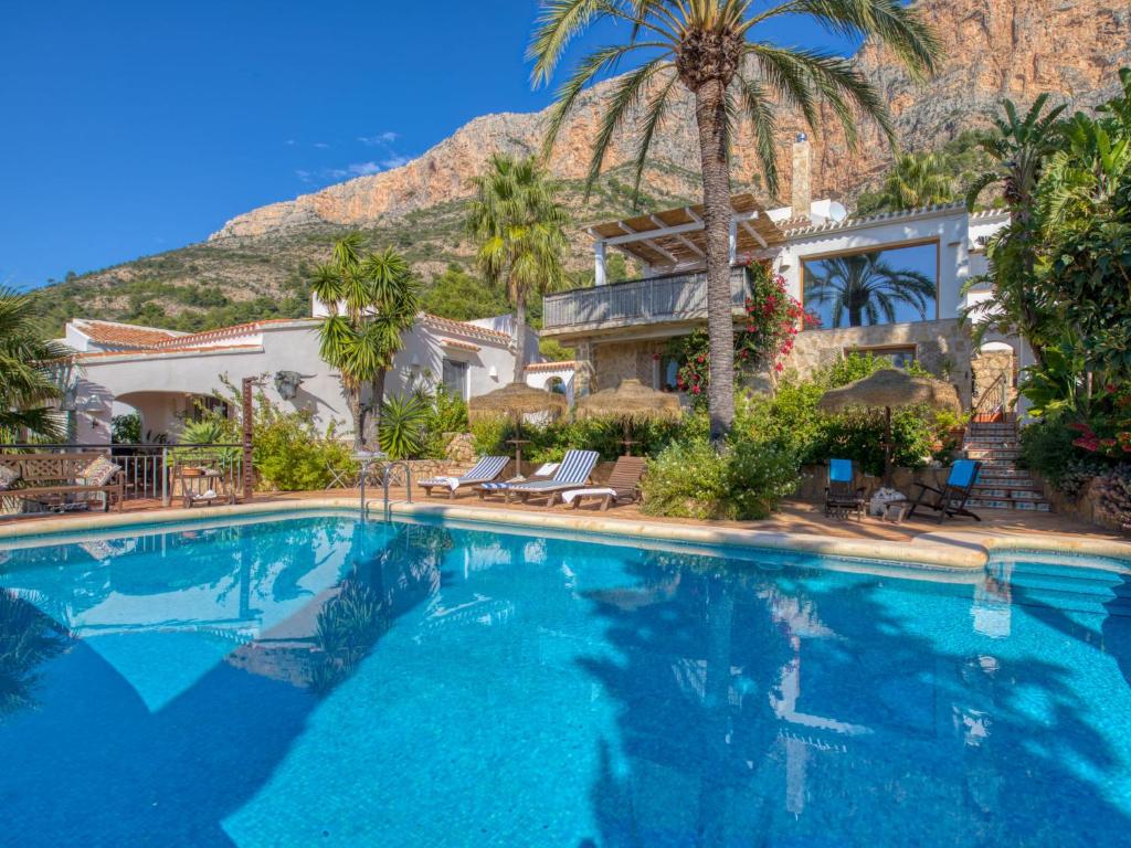 - une piscine en face d'une maison avec une montagne dans l'établissement Holiday Home Petite Fleur by Interhome, à Montgo