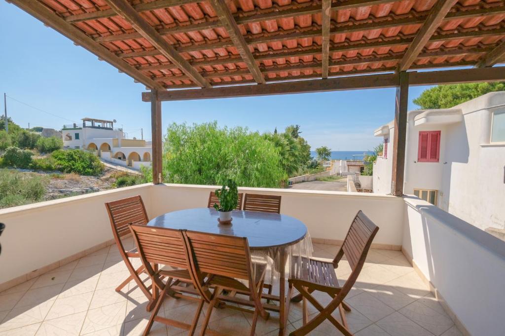 d'une terrasse avec une table et des chaises sur un balcon. dans l'établissement Lorinne Vista Mare Torre Vado, à Torre Vado