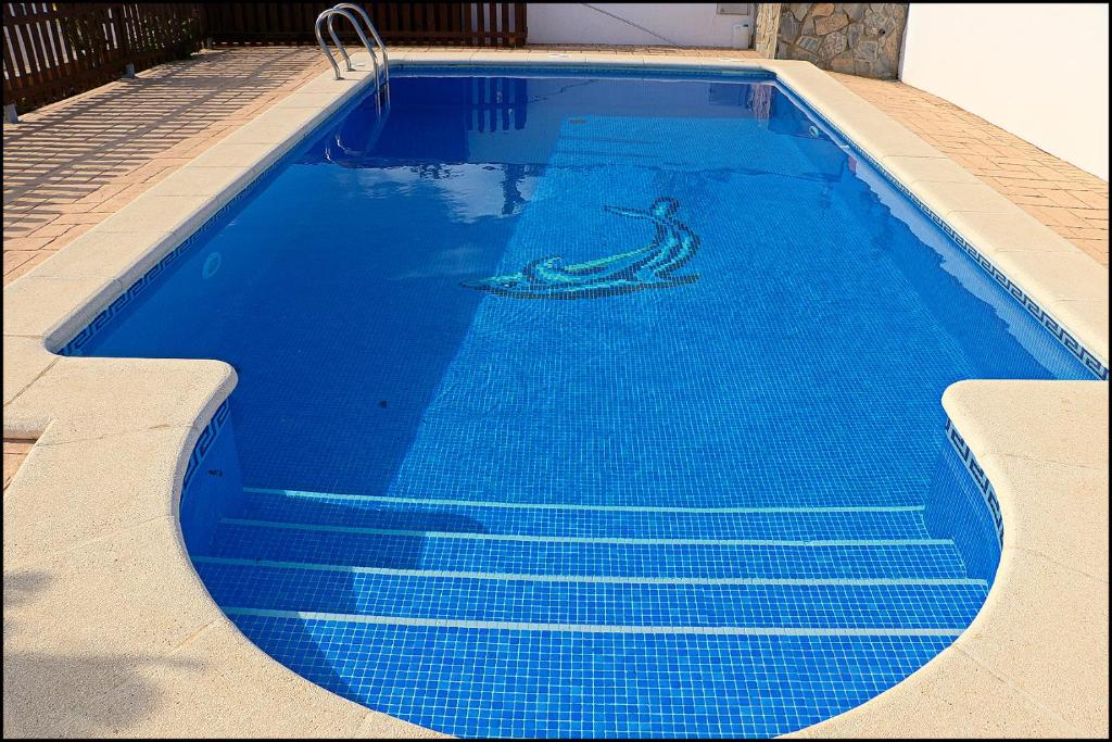 Basen w obiekcie Chalet con piscina privada lub w pobliżu