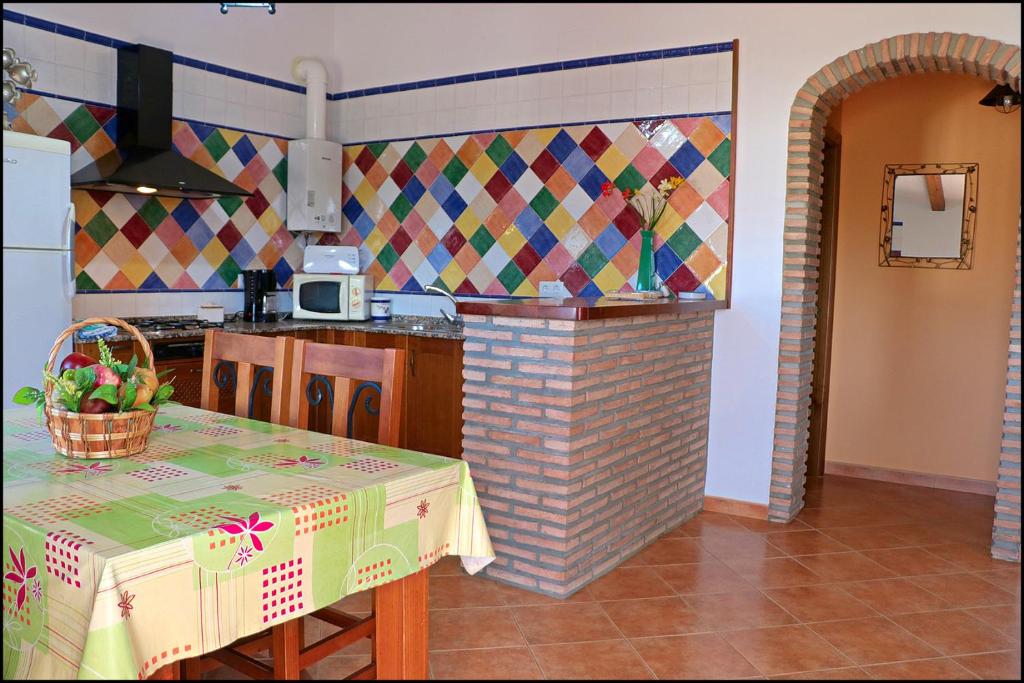 Kuchnia lub aneks kuchenny w obiekcie Chalet con piscina privada