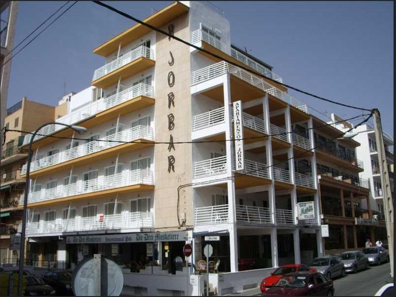 een gebouw met een bord aan de zijkant bij Apartamentos Jorbar in El Arenal