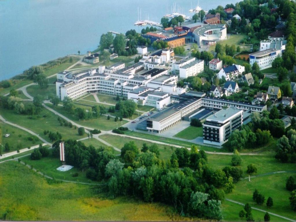 Vue aérienne d'un grand bâtiment sur une colline dans l'établissement Spa Tervis, à Pärnu