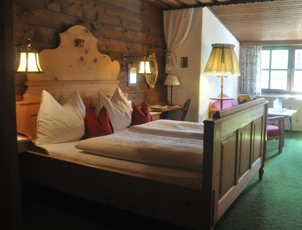 Postel nebo postele na pokoji v ubytování Romantikhotel Almtalhof