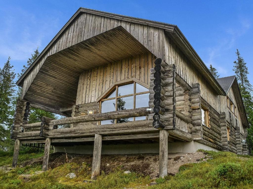 AikkilaにあるHoliday Home Rukajärven kelopirtit puolukka by Interhomeのログキャビン(側面に大きな窓付)
