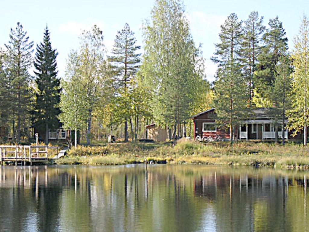 uma cabana na margem de um lago em Holiday Home Koppelokangas by Interhome em Kivitaipale