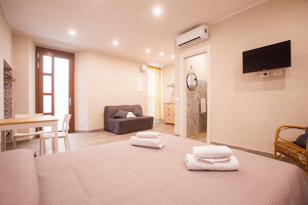 um quarto com uma cama com duas toalhas em Incanto Manarola em Manarola