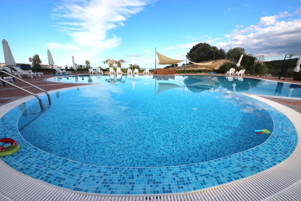 una gran piscina de agua azul en un complejo en Menada Sozopol Apartments, en Sozopol