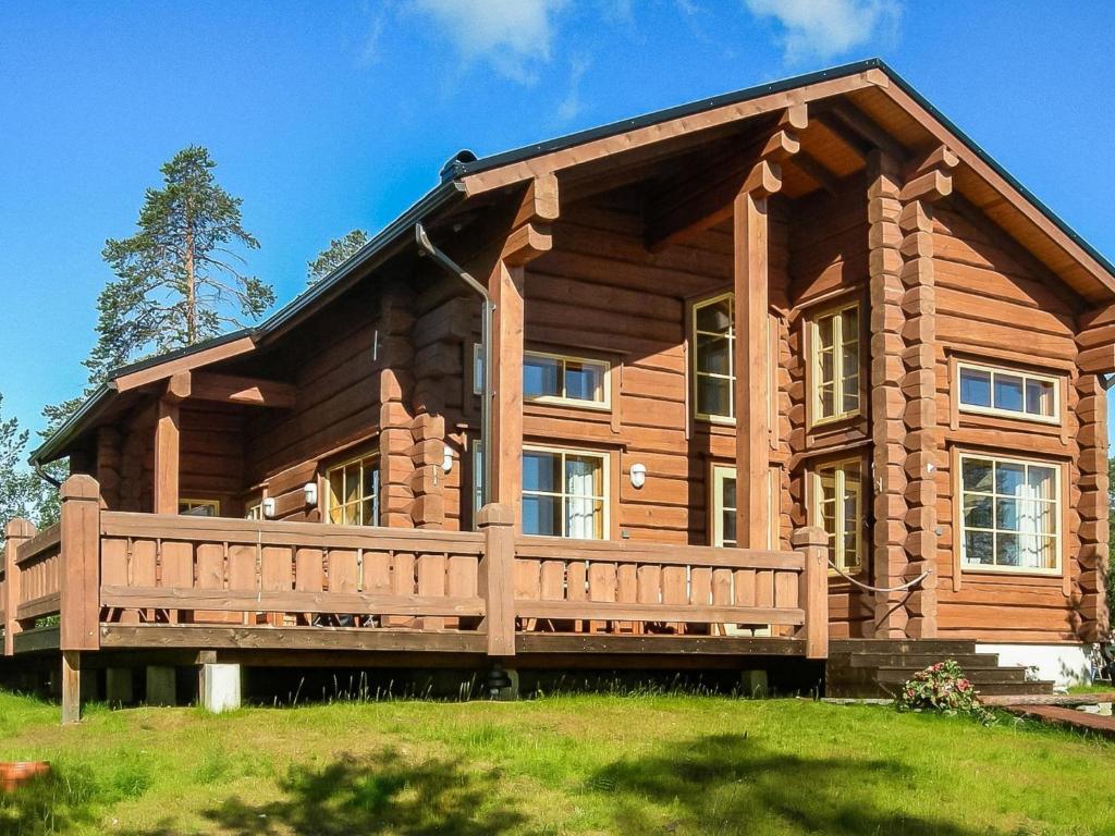 a log cabin with a wooden bench in front of it at Holiday Home Aamunkoi by Interhome in Veskoniemi