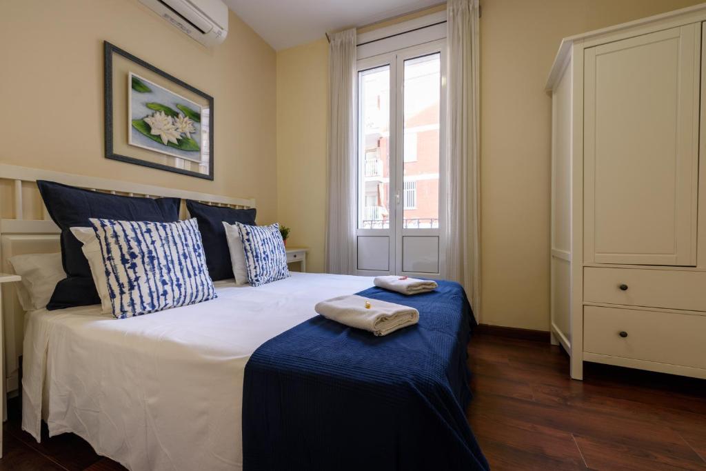 Posteľ alebo postele v izbe v ubytovaní RamblasRentals Design Renovated Apartment AC Balcony10m Ramblas - Parking - Wifi