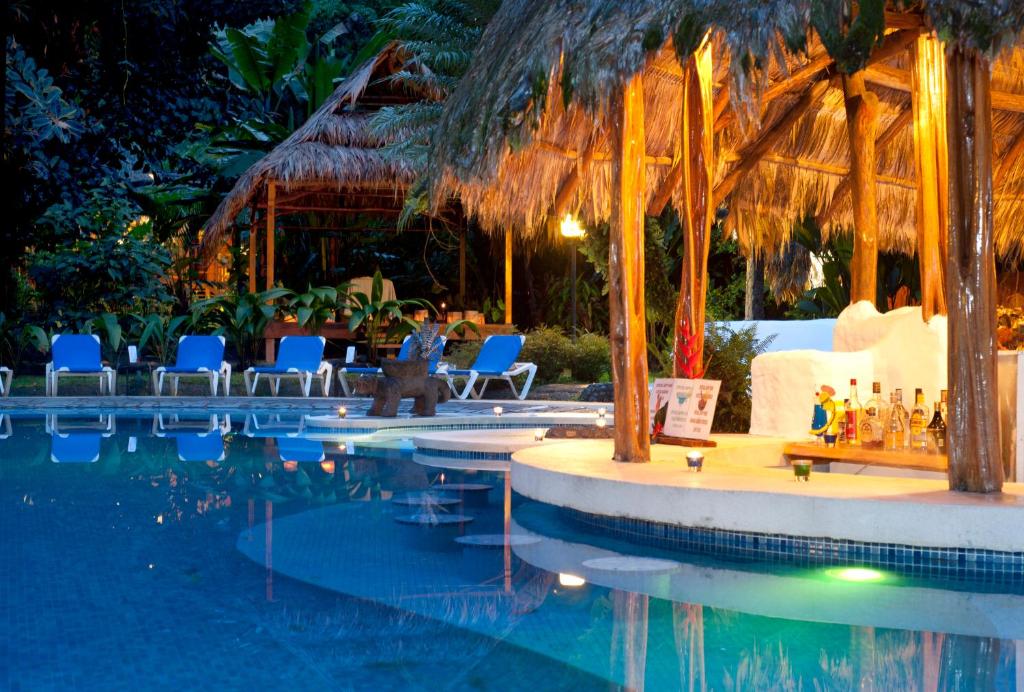 Bazén v ubytování Cariblue Beach and Jungle Resort nebo v jeho okolí