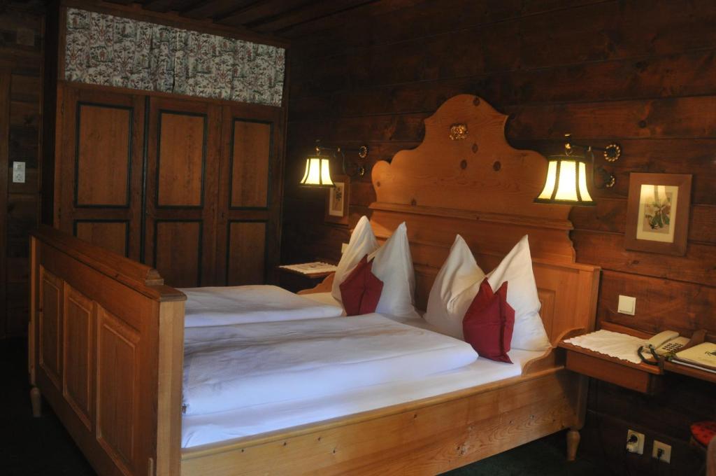 Postel nebo postele na pokoji v ubytování Romantikhotel Almtalhof