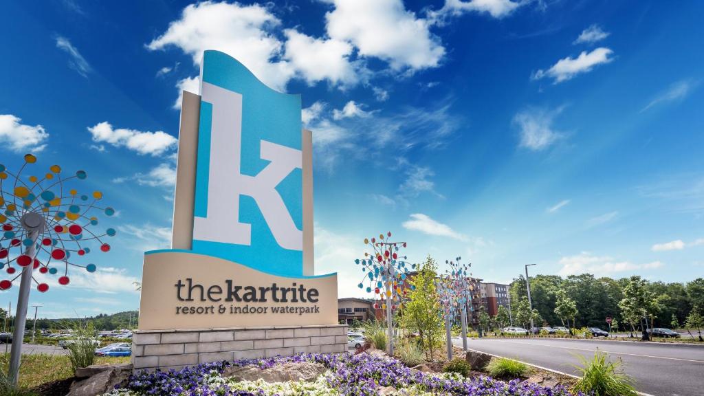 un panneau indiquant la station de karting et le museumadium dans l'établissement The Kartrite Resort and Indoor Waterpark, à Monticello