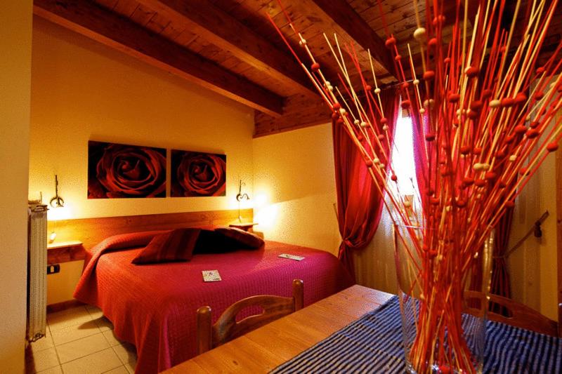 - une chambre avec un lit et un vase sur une table dans l'établissement Valentino, à Valenzano