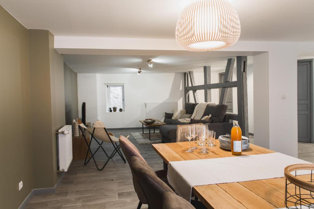 - une salle à manger et un salon avec une table et des chaises dans l'établissement Hissla Riquewihr Le Schlupf & La Perle, à Riquewihr