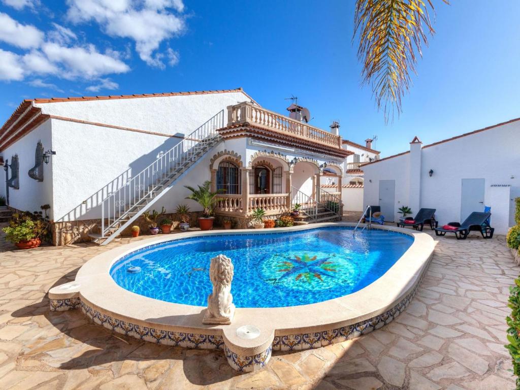 Swimming pool sa o malapit sa Villa Rustical Mont Roig by Interhome