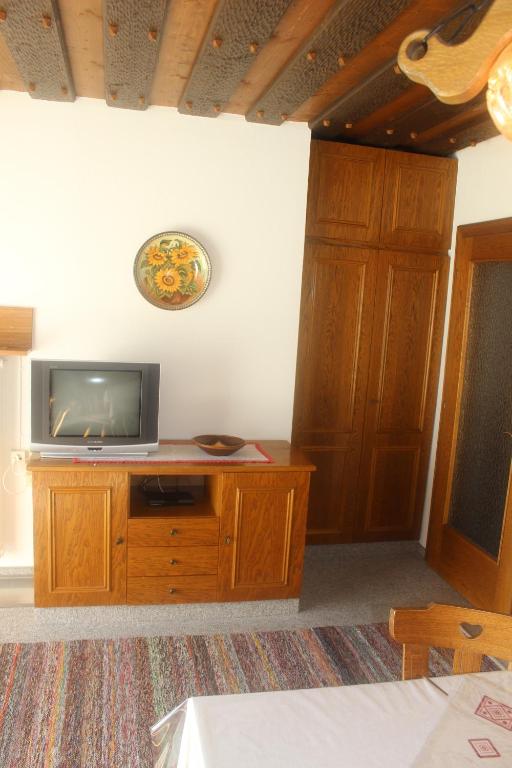 Televízia a/alebo spoločenská miestnosť v ubytovaní Haus Bergblick