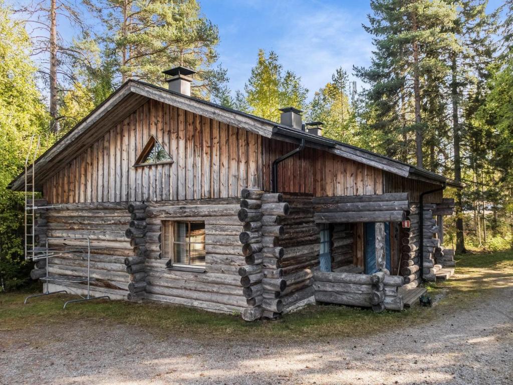 eine Blockhütte im Wald in der Unterkunft Holiday Home Vuokatinportti a7 by Interhome in Lahdenperä