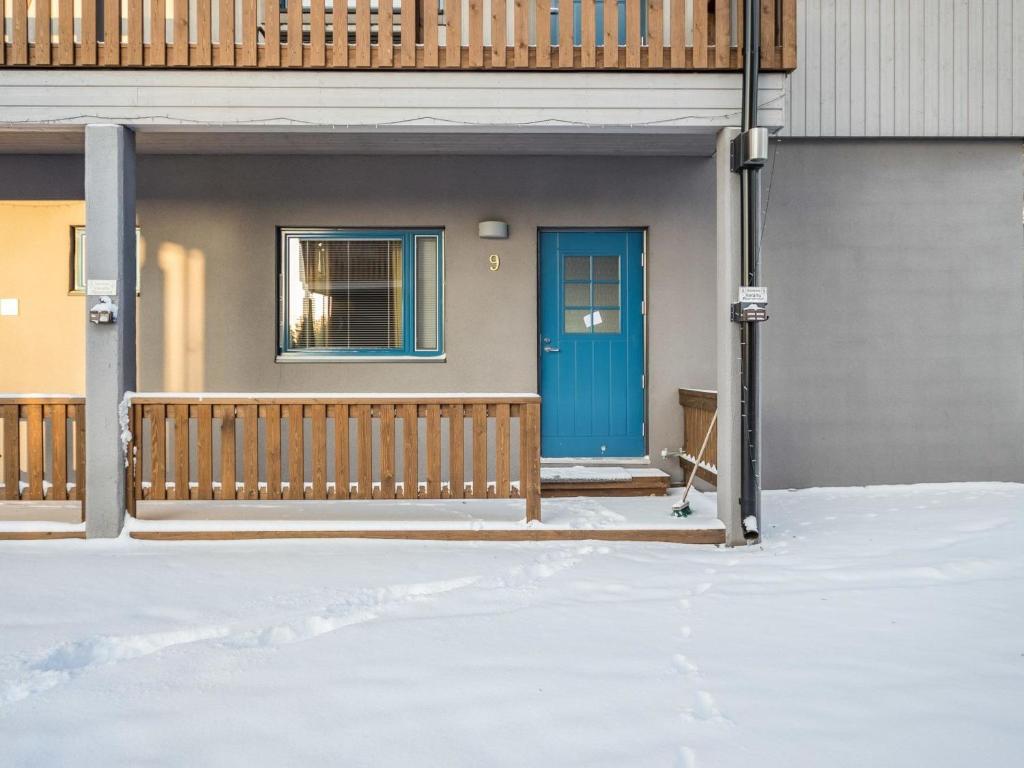 アカスロンポロにあるHoliday Home Hil-lak-ka 9 by Interhomeの雪の青い扉のある家
