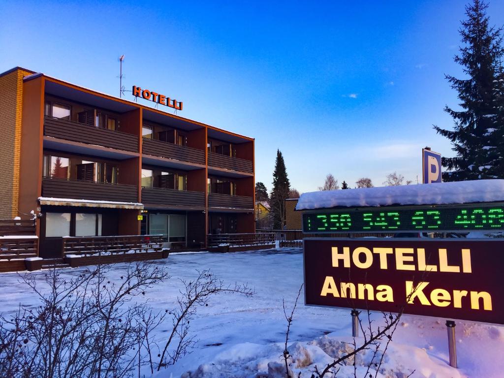 un hotel amina kern con un cartel delante en Hotelli Anna Kern, en Imatra