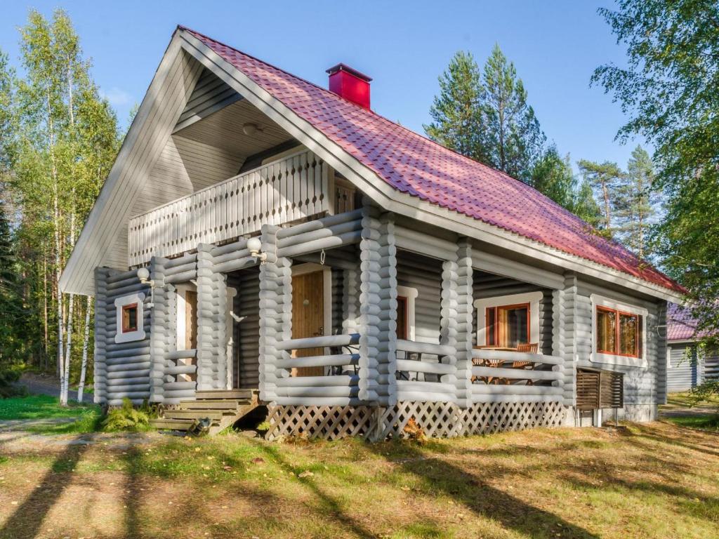 ein altes Blockhaus mit rotem Dach in der Unterkunft Holiday Home Kissankello by Interhome in Ahmovaara